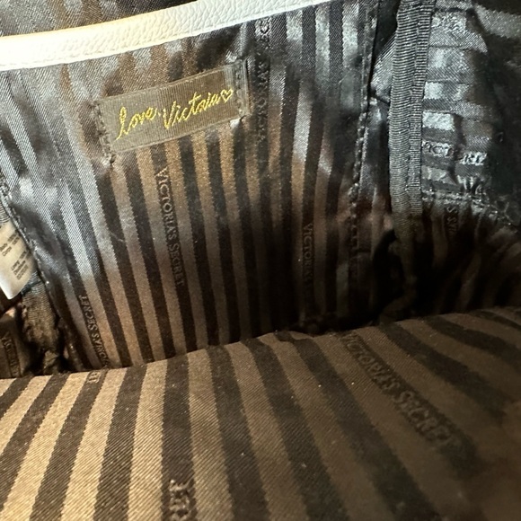 Victoria’s Secret V-Quilt White Small Backpack Double Straps Pockets Zippers - Picture 7 of 10